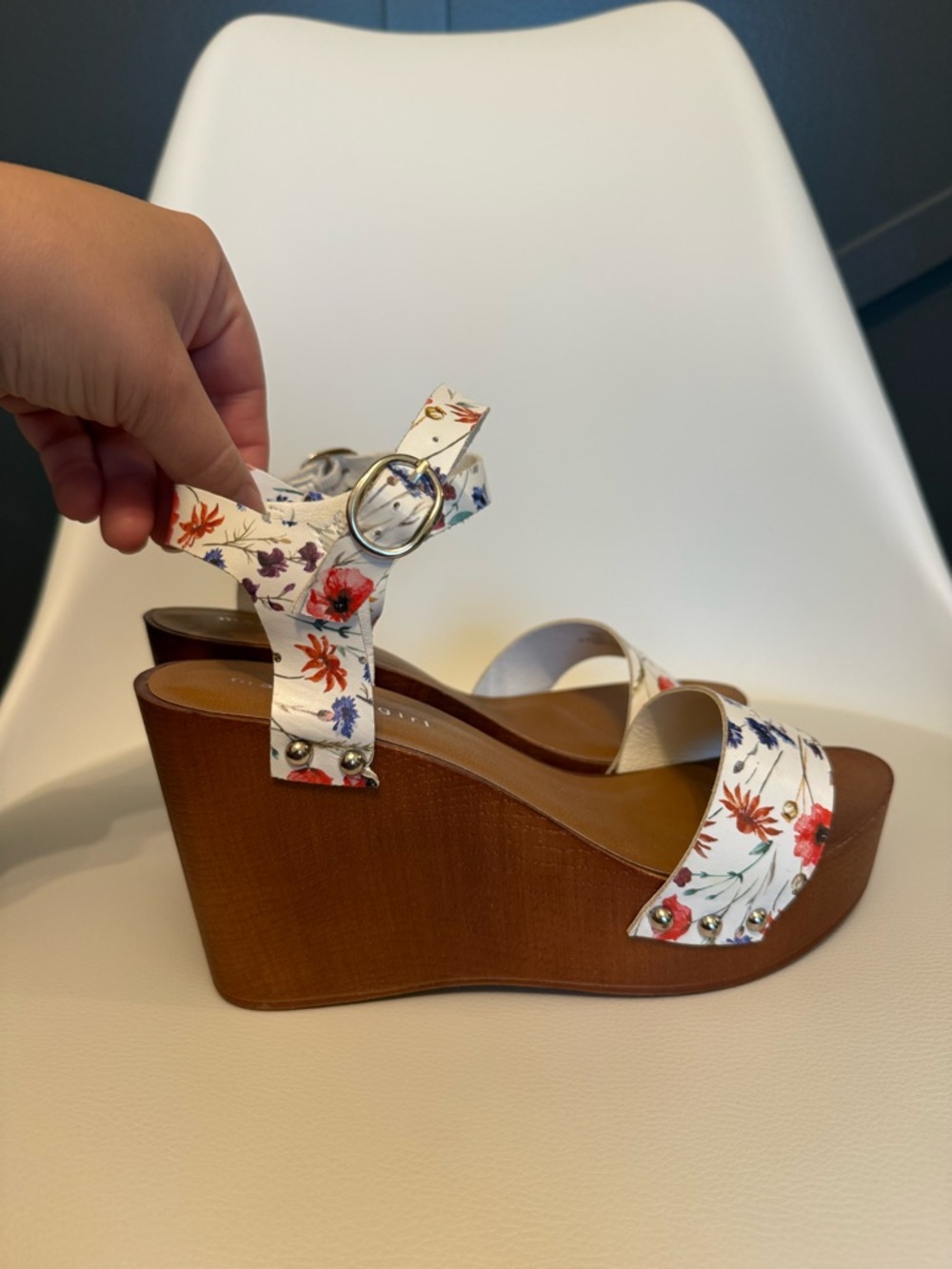 ☀️🌊Madden Girl Women’s White Floral Wedge Sandals with Wood-Effect Platform